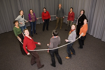 Singkreis -Teilnehmende stehen im Kreis, umringt von einem starken Seil